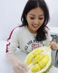 Bikin Ngiler! Laudya Cynthia Bella dan Sarwendah Nikmati Durian Musang King