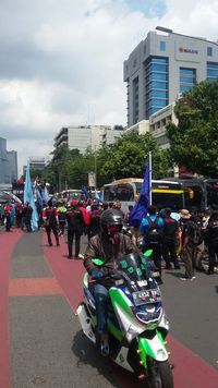 Ada Demo di Gedung Kemenaker, Lalin Gatsu Arah Cawang Macet