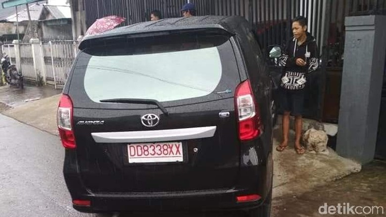 Pengendara Tewas Usai Mobil Tabrak Pagar Rumah di Makassar Pengendara Tewas Usai Mobil Tabrak Pagar Rumah di Makassar