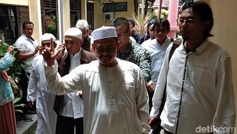 Ketua PA 212 ke Penyidik: Pelanggaran Juga Terjadi di Kampanye Jokowi Ketua PA 212 ke Penyidik: Pelanggaran Juga Terjadi di Kampanye Jokowi