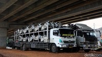 Tak hanya mobil, dua buah truk juga tampak terparkir di bawah tol tersebut.