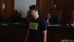Ekspresi Ahmad Dhani Saat Jalani Sidang di Surabaya