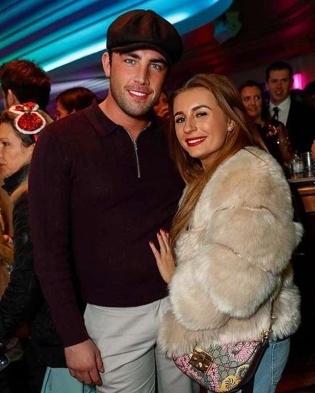 Tak disangka, ia diminta untuk menjadi kontestan di acara Love Island. Wanita 21 tahun itu pun menjadi pemenangnya bersama kekasihnya  Jack Fincham yang bertemu di acara reality TV yang sama. Foto: dok. Instagram (@danidyerxx)