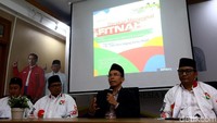 Selain TGB, ada sejumlah tokoh lain yang turut hadir sebagai pembicara, diantaranya, Direktorat Program TKN M.Syafril (kiri), Sihab Asyfa (kedua kiri) dan Hendrasmo (kanan).
