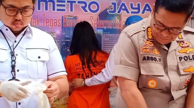 Reva Alexa terus menunduk selama dirilis polisi.
