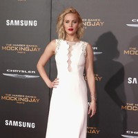 Aktris pemenang Oscar ini anggun berbalut gaun bersiluet minimalis yang dihiasi neckline bergelombang di karpet merah The Hunger Games: Mocking Jay Part 2  di Los Angeles, California, AS, pada November 2015  Foto: Dok. Getty Images