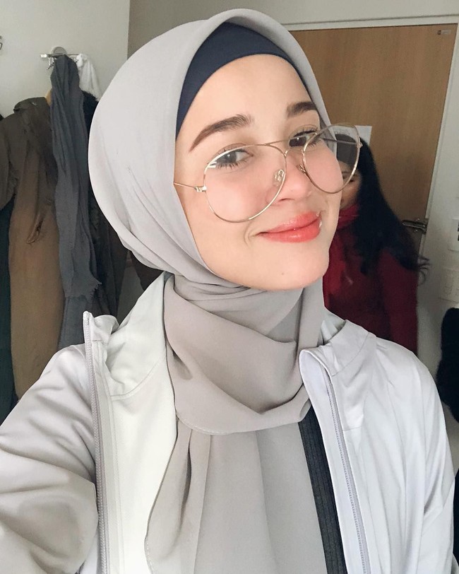 Emma Mambong dikenal sebagai aktris cantik berdarah Skotlandia-Malaysia. Wajahnya cantik kerap ditemui di layar kaca di negeri Jiran. Ia memutuskan untuk berhijab lima tahun lalu. Foto: Instagram/emma_maembongofficial