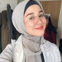Emma Mambong dikenal sebagai aktris cantik berdarah Skotlandia-Malaysia. Wajahnya cantik kerap ditemui di layar kaca di negeri Jiran. Ia memutuskan untuk berhijab lima tahun lalu. Foto: Instagram/emma_maembongofficial