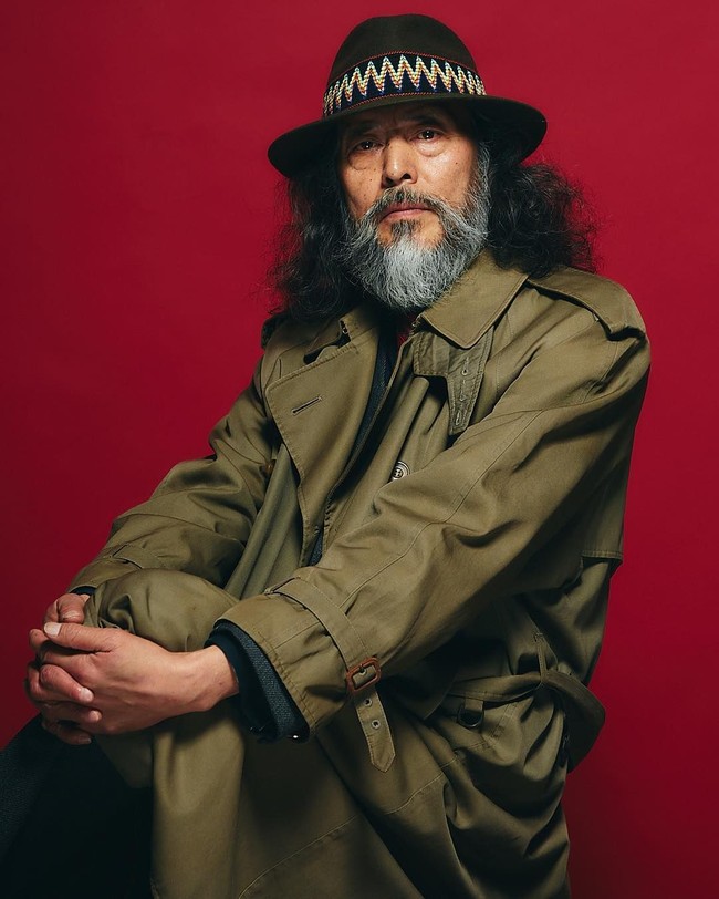 Adalah Kim Chil Doo, seorang pria 65 tahun yang jadi perbincangan netizen Korea. Di usia yang sudah tidak muda, Kim Chil Doo memulai karier sebagai seorang model. Foto: Instagram @cildugim