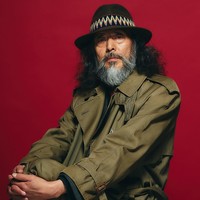 Adalah Kim Chil Doo, seorang pria 65 tahun yang jadi perbincangan netizen Korea. Di usia yang sudah tidak muda, Kim Chil Doo memulai karier sebagai seorang model. Foto: Instagram @cildugim