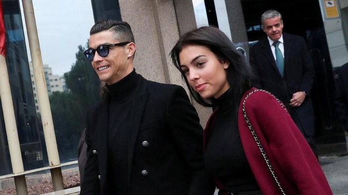 Cristiano Ronaldo bersama kekasihnya membuka klinik transplantasi rambut. (Foto: Susana Vera/Reuters) Cristiano Ronaldo bersama kekasihnya membuka klinik transplantasi rambut. (Foto: Susana Vera/Reuters)