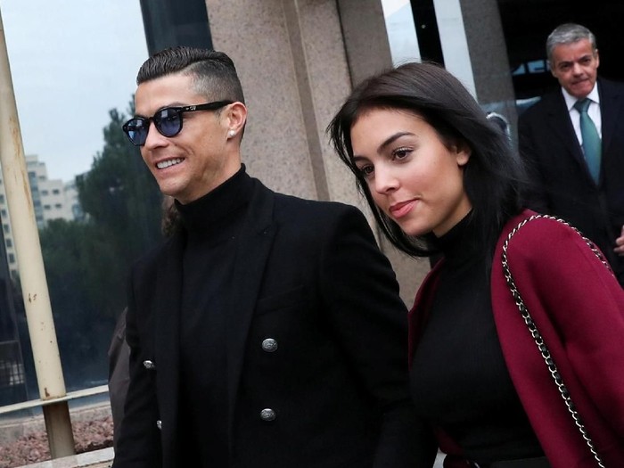 Portugals soccer player Cristiano Ronaldo leaves with his girlfriend Georgina Rodriguez after appearing in court on a trial for tax fraud in Madrid, Spain, January 22, 2019. REUTERS/Susana Vera