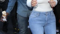 Saat berada di Paris, Kim dan Kanye mampir ke salah satu gerai es krim populer. Dari warna es krimnya, mereka nampaknya membeli es krim dengan rasa yang sama. Foto: Istimewa