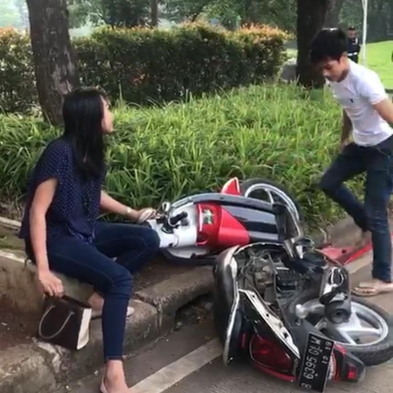 Polisi Masih Tunggu Surat-surat Motor yang Dibanting Adi Saputra Polisi Masih Tunggu Surat-surat Motor yang Dibanting Adi Saputra