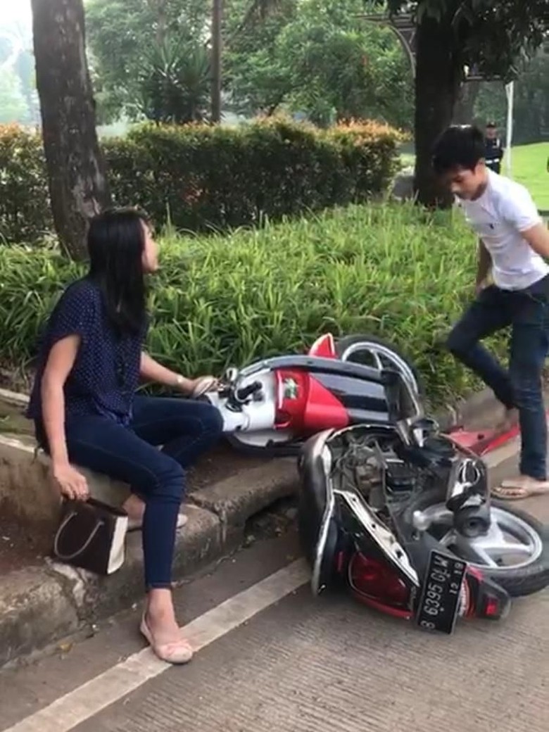 Tak Terima Ditilang Pria Ini Banting banting Motornya