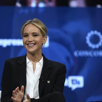 Nama Jennifer belakangan ramai diberitakan setelah beredar rumor yang menyebutnya telah bertunangan dengan kekasihnya, seorang manajer galeri seni bernama Cooke Maroney. Kepada E! News, juru bicara Jennifer membenarkan kabar bahagia tersebut. Kira-kira, gaun pernikahan seperti apa yang akan menjadi pilihan Jennifer ya?  Foto: Dok. Getty Images