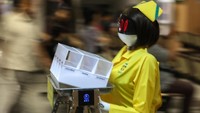 Teknisi bisa memprogram ulang robot-robot ini sesuai penugasan yang hendak diberikan. (Foto: REUTERS/Athit Perawongmetha) 