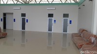 Ruang tunggu bandara. Tahun 2018 dibuatlah terminal, apron, taxi runway 1.200 meter jadi 1.600 meter supaya pesawat ATR 72 bisa mendarat (Masaul/detikTravel)  