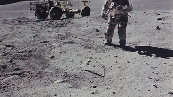 Foto yang dilelang berasal dari berbagai misi seperti Gemini, Apollo dan Skylab, berlangsung dari tahun 1960 sampai 2002. Ini adalah potret astronot Charles M. Duke di bulan pada tahun 1972. Foto: NASA