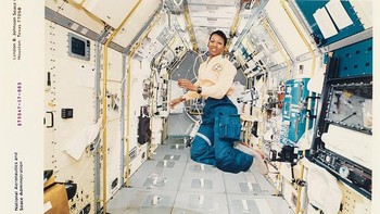 Astronot Mae C. Jemison tampak melayang di dalam pesawat ulang alik Endeavor di tahun 1992. “Semua foto ini milik NASA, baik foto berwarna maupun hitam putih,” tambah Daile. Foto: NASA