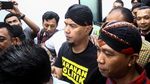 Sidang Perdana, Ahmad Dhani Acungkan Dua Jari