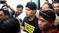 Terdakwa kasus dugaan pencemaran nama baik Ahmad Dhani mengikuti sidang dakwaan di Pengadilan Negeri Surabaya, Jawa Timur, Kamis (7/2/2019). Dhani ditetapkan menjadi tersangka atas dugaan pencemaran nama baik dengan mengatakan idiot saat menghadiri deklarasi tagar 2019 Ganti Presiden di Surabaya dan dihadang sejumlah massa cinta NKRI.  ANTARA FOTO/Umarul Faruq