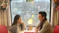 Titi Kamal dan Christian Sugiono so sweet banget ya? Ini saat berada di Sächsische Schweiz. Foto: Instagram@titi_kamall