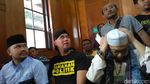 Sidang Perdana, Ahmad Dhani Acungkan Dua Jari
