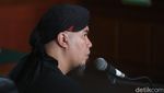 Sidang Perdana, Ahmad Dhani Acungkan Dua Jari