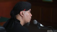 Ekspresi Ahmad Dhani Saat Sidang di Surabaya. Pembacaan dakwaan terhadap Ahmad Dhani berlangsung selama 15 menit. detikcom/ Deni Prasetyo Utomo