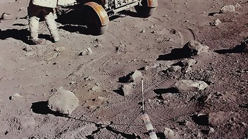 Terlihat astronot Charles M. Duke dengan kendaraan milik NASA di Bulan pada tahun 1972. Foto: NASA