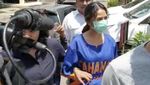 Vanessa Angel Pakai Baju Tahanan dan Tangan Diborgol