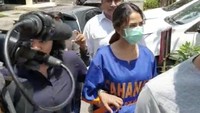 Vanessa keluar dari Gedung Ditreskrimsus didampingi penyidik/Foto: Istimewa