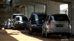 Duh, Kolong Tol Becakayu Jadi Parkir Liar