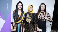 Della Perez bersama sang ibu dan kakaknya, Nia saat ditemui di studio Trans TV, Kapten Tendean, Jakarta Selatan pada Kamis (7/2). Pool/Palevi S/detikFoto.