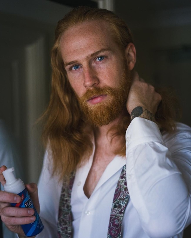 Gwilym C Pugh dari Cheshire, Inggris, punya rambut berwarna merah yang indah. Meskipun terlihat ditata asal dan berantakan, warna rambut merah keemasannya sukses membuat para wanita terpesona. Foto: Instagram