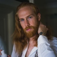 Gwilym C Pugh dari Cheshire, Inggris, punya rambut berwarna merah yang indah. Meskipun terlihat ditata asal dan berantakan, warna rambut merah keemasannya sukses membuat para wanita terpesona. Foto: Instagram