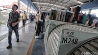 Meski telah resmi dibuka dan ramai diisi oleh pedagang, masih ada beberapa kios yang tampak tutup di kawasan skybridge tersebut.