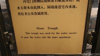 Karena tak bisa mengantarkan air ke dalam rumah, rumah ini dilengkapi dengan bak batu atau stone trough. (Bonauli/detikTravel)