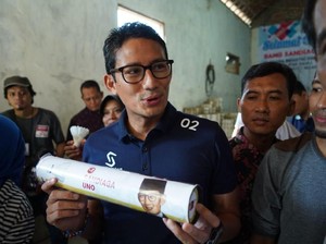 Sambangi Nganjuk, Sandiaga Dapat Hadiah Shuttlecock Merek 02