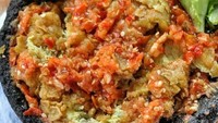 Wah, buat penyuka pedas pasti ngiler! Telur dadar panas dipenyet dengan sambal rawit merah. Pasti nasinya nambah. Foto : Instagram @hanhanny