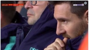 Yang ini berguyon betapa Messi pasti gregetan ingin main melihat aksi rekan-rekan setimnya. Ia akhirnya baru mulai main di pertengahan babak kedua. (Foto: Internet/Twitter)