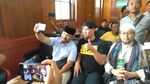 Berkaos Tahanan Politik Ahmad Dhani Jalani Sidang di Surabaya