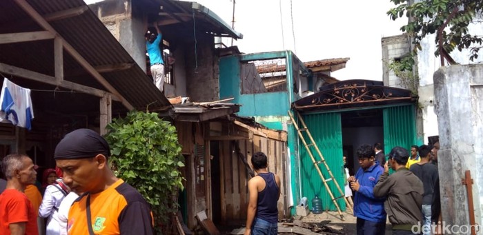 Kobaran Api Hanguskan 4 Rumah Warga di Cikole Sukabumi