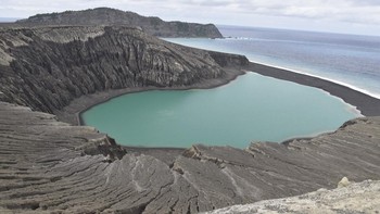 Pulau tersebut diperkirakan bakal bertahan sampai 30 tahun mendatang sebelum takluk oleh tekanan air laut. (Foto: Dok. NASA)