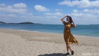 Gaya Aline di Pantai Mission Bay di Auckland. Ini adalah pantai favorit di sana. Ada pantai, taman indah, dan jejeran toko dan restoran dekat pantainya (Fitraya/detikTravel)