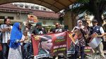 Ekspresi Ahmad Dhani Saat Jalani Sidang di Surabaya