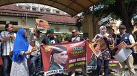 Penggemar Ahmad Dhani membawa spanduk dukungan di Pengadilan negeri Surabaya/Foto: Amir Baihaqi