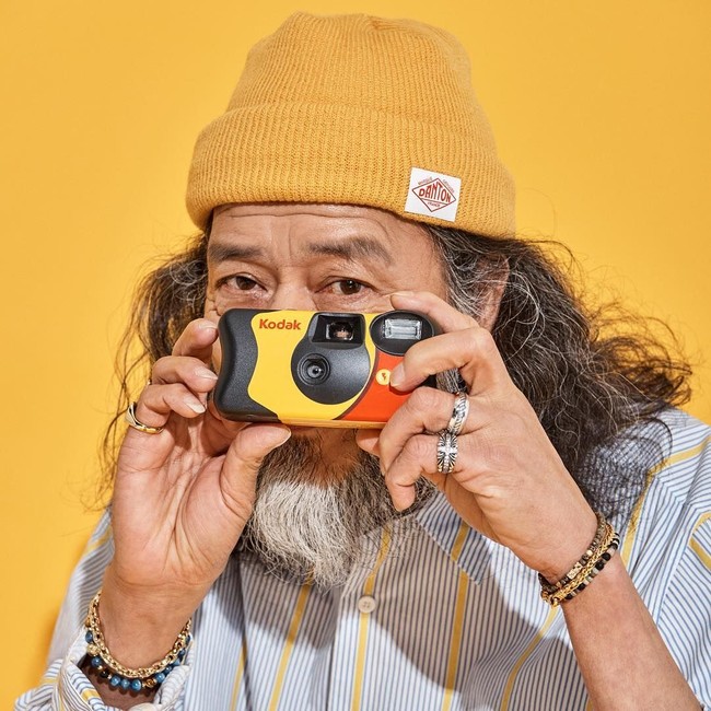 Tampil di iklan dan pemotretan majalah, Kim Chil Doo jadi sensasi karena gaya dan posenya yang terlihat keren walau sudah berusia matang. Foto: Instagram @cildugim