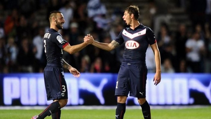 Bordeauxs Diego Contento (L) and Emiliano Sala (R) celebrate at the end of the French L1 football match Bordeaux (FCGB) vs Moncao (ASMFC) on August 17, 2014 at the Chaban Delmas Stadium in Bordeaux. Bordeaux won 4-1. AFP PHOTO / NICOLAS TUCAT (Photo by NICOLAS TUCAT / AFP)